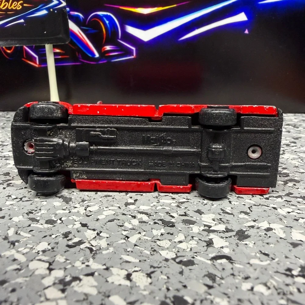 Maisto Equipment Truck Red Fire Engine FDNY Style Diecast Emergency Vehicle